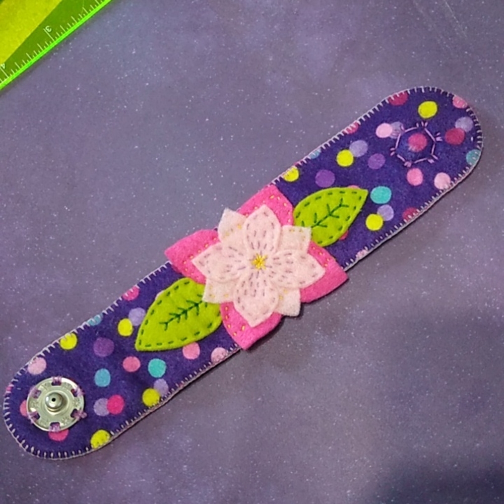 HandMade Embroidered felt 7" snap bracelet #801